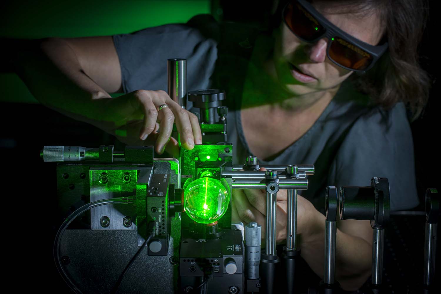 Examining a KDP sphere using a green laser.