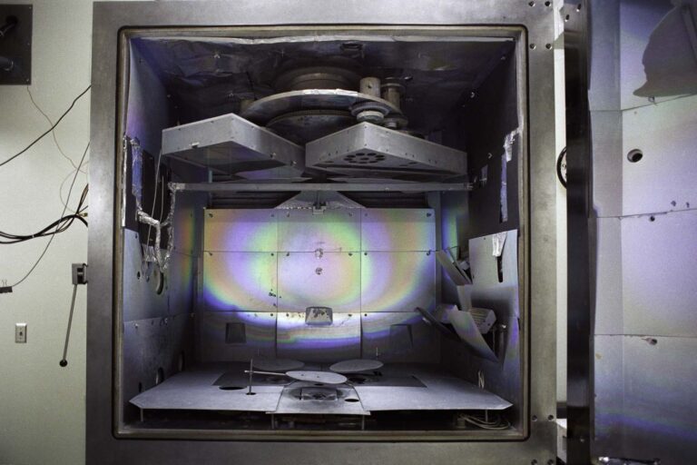 A photo of OMAN’s large coater with a NIF polarizer.